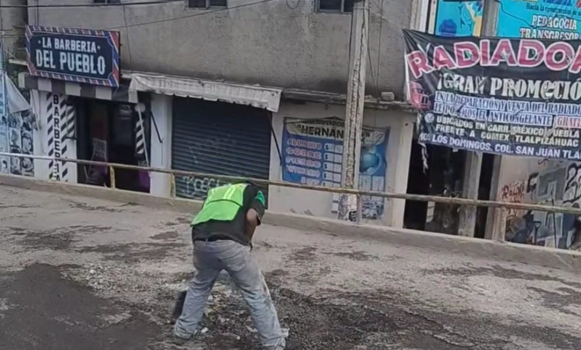 Repara vecino baches en Ixtapaluca ante abandono de autoridades
