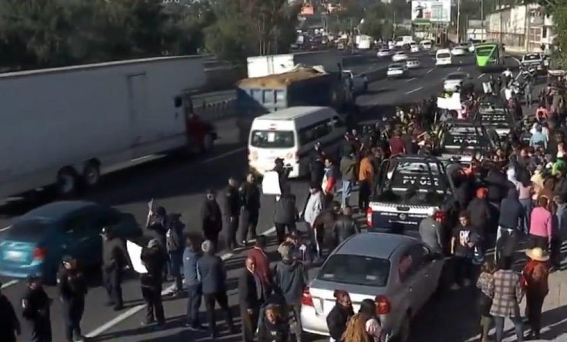 Reportan tensión tras bloqueo en la México-Pachuca por vecinos de Tlalnepantla