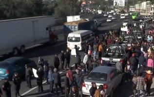 Reportan tensión tras bloqueo en la México-Pachuca por vecinos de Tlalnepantla