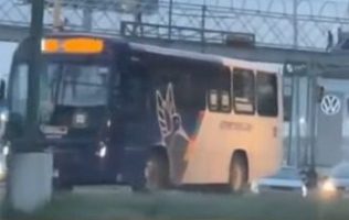 Reta chofer a tren en Toluca y se escapa de milagro
