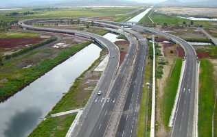 Roban otra vez mercancía de camión volcado en Ecatepec: era de pollos