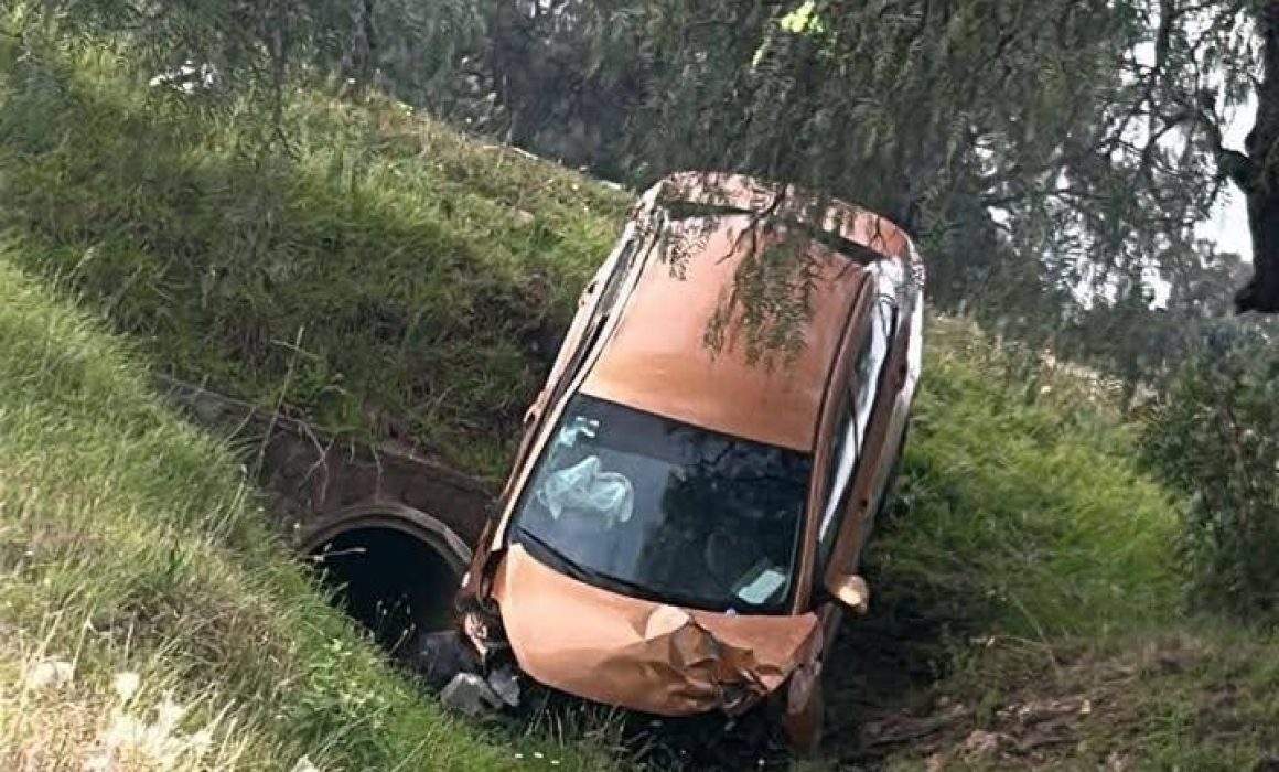 Sale proyectada tras perder el control de su auto en la Méx-Tulancingo