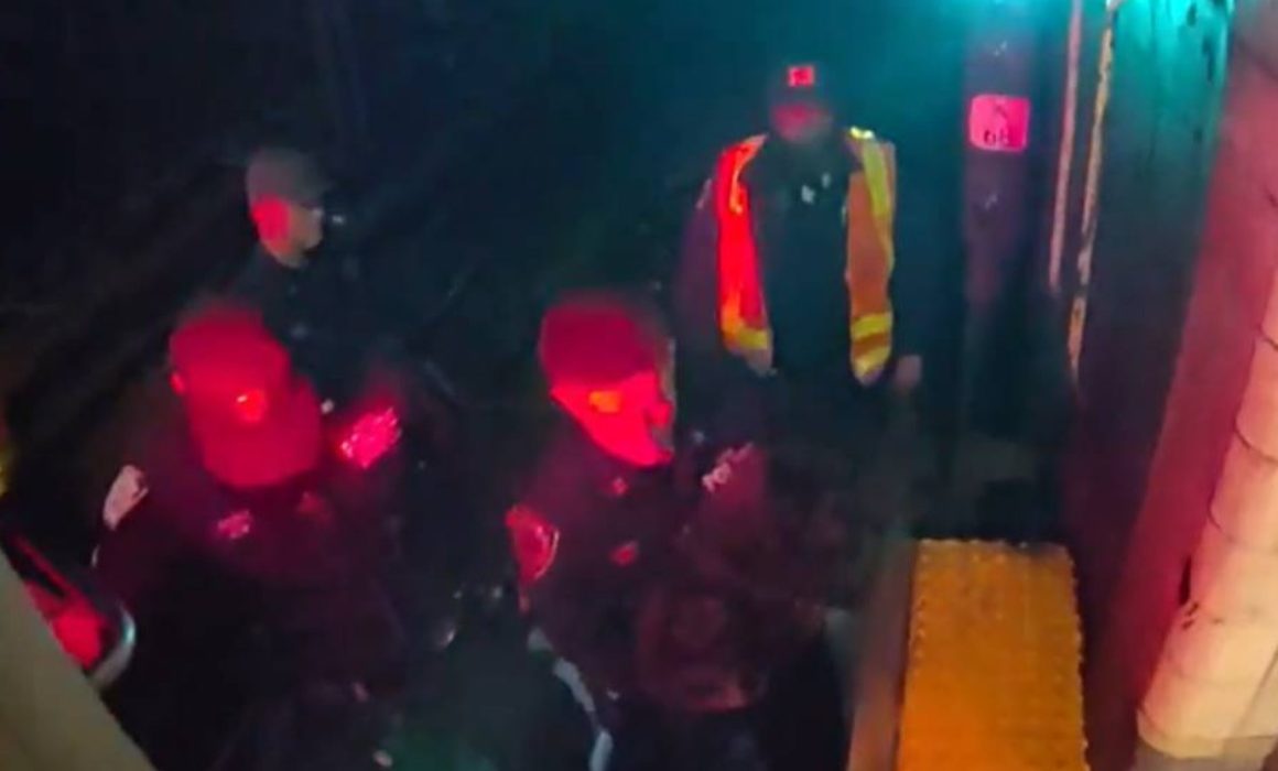Salva policía de Nueva York a perrito que cayó a vías del tren