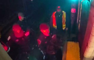 Salva policía de Nueva York a perrito que cayó a vías del tren