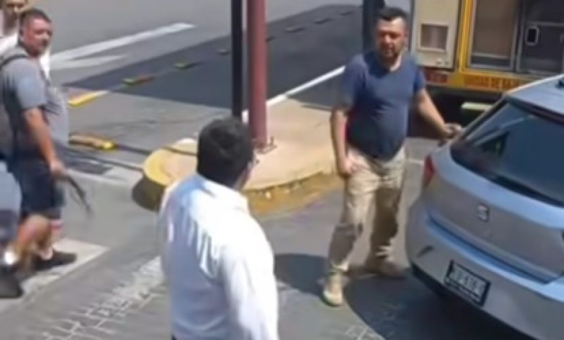 Se enfrentan a golpes conductores tras discusión vial en Texcoco