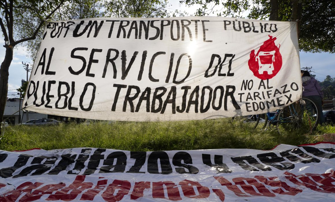 Se manifiestan contra el tarifazo afuera de la SEMOV en Toluca