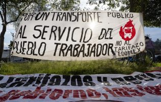 Se manifiestan contra el tarifazo afuera de la SEMOV en Toluca