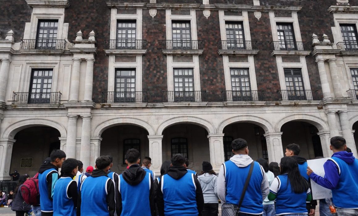 Se quedan cientos de alumnos sin clases por protestas de maestros