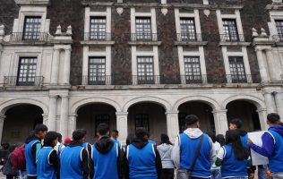 Se quedan cientos de alumnos sin clases por protestas de maestros