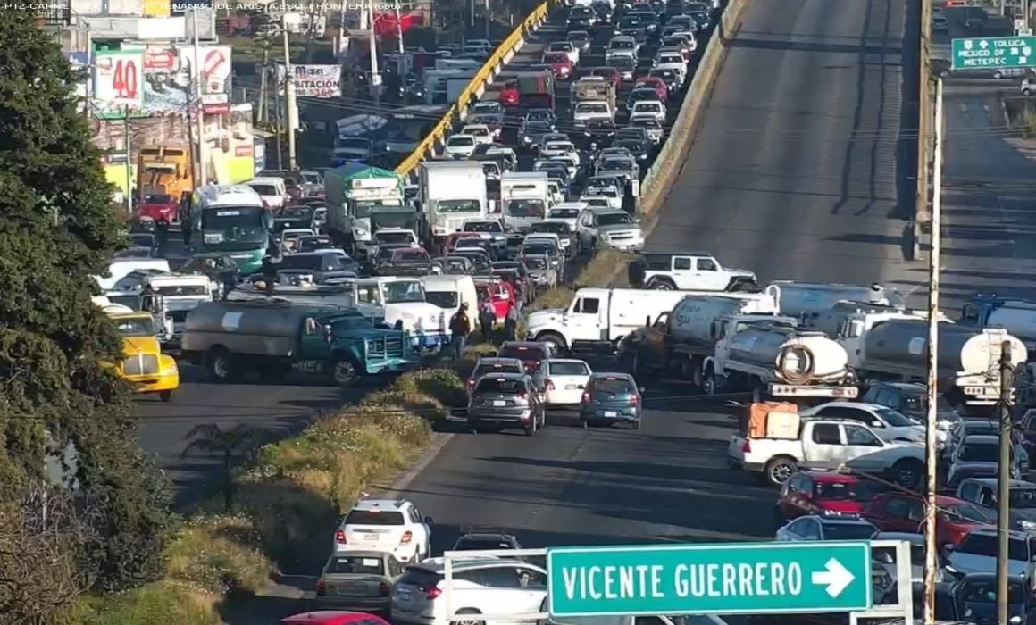 Sufren trabajadores y estudiantes por bloqueo de piperos en Edomex