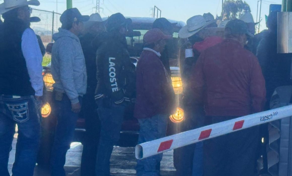 Toman agricultores caseta de El Dorado en la Toluca–Atlacomulco