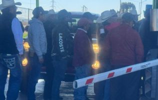 Toman agricultores caseta de El Dorado en la Toluca–Atlacomulco
