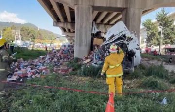 Tráiler se queda sin frenos y choca contra columna en la México–Toluca ...