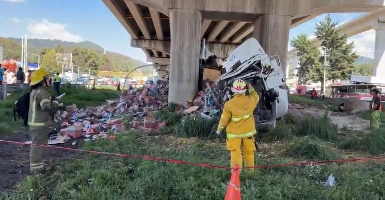 Tráiler se queda sin frenos y choca contra columna en la México–Toluca ...