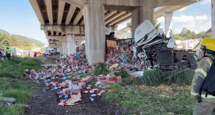 Tráiler se queda sin frenos y choca contra columna en la México–Toluca ...
