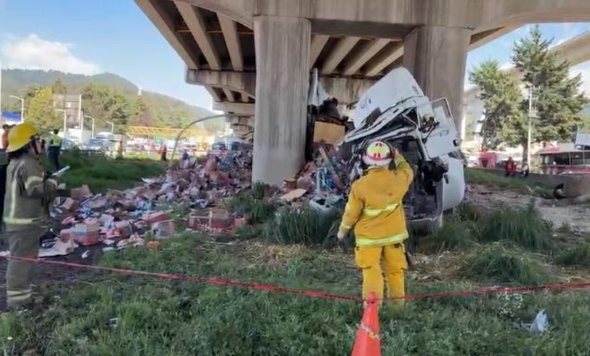 Tráiler se queda sin frenos y choca contra columna en la México – Toluca