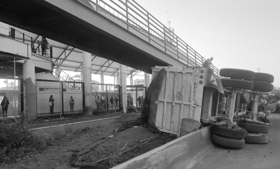 Vuelca camión con arena sobre av Central cerca de Metro Ecatepec
