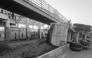 Vuelca camión con arena sobre av Central cerca de Metro Ecatepec