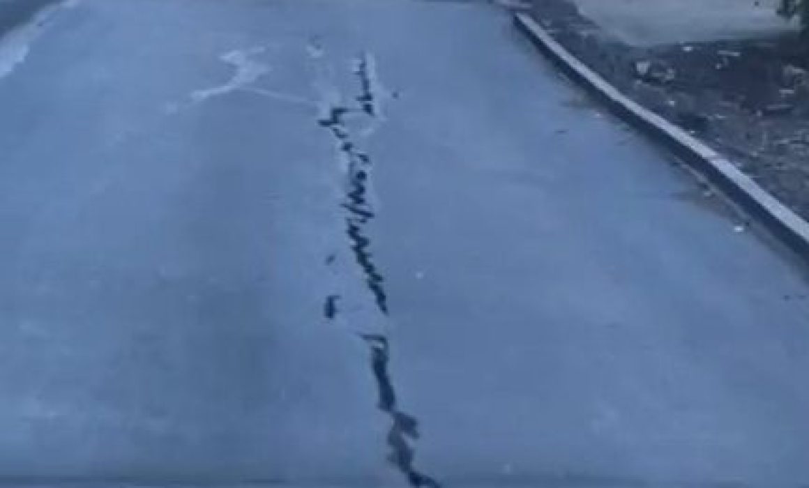 Vuelve a agrietarse carretera en Valle de Bravo que había sido atendida