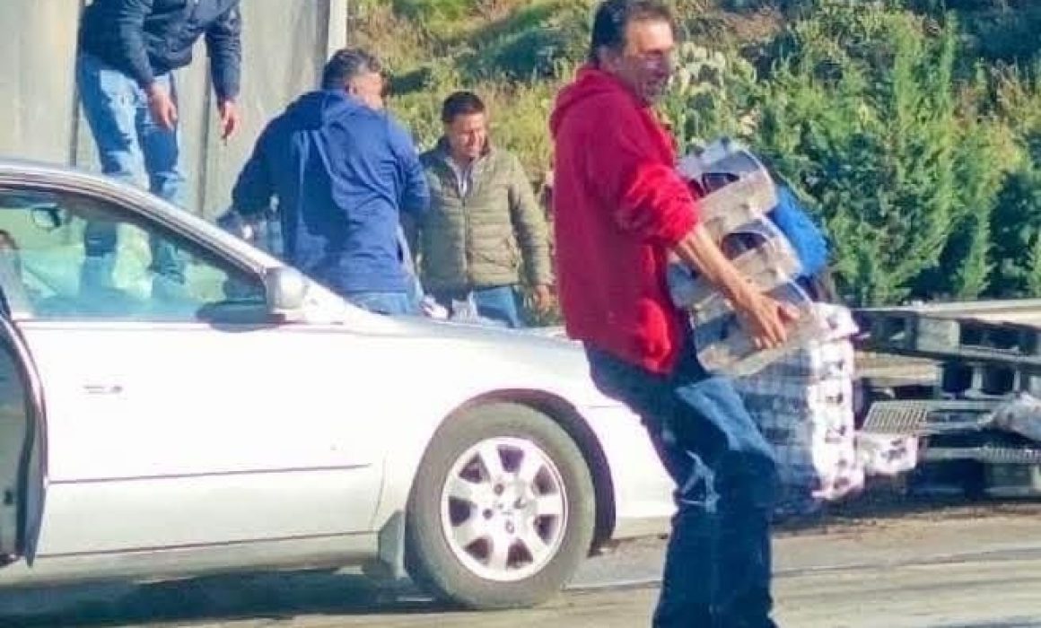 Vuelven a robar cerveza de camión volcado en Nopaltepec 1