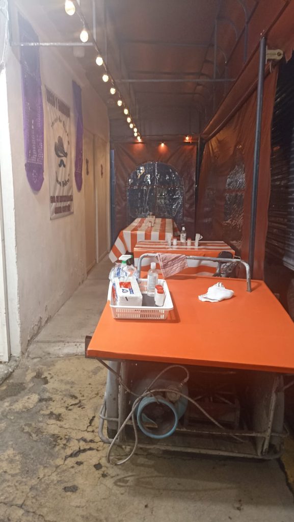El negocio se expandió hasta la calle y cuenta con toque cálido. Al frente se puede apreciar el antiguo carrito de Don Pedro
Créditos: Karina Venegas