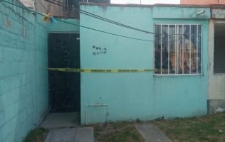 Abandonan a bebé sin vida fuera de domicilio en Almoloya de Juárez
