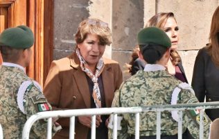 Acude Delfina Gómez a Palacio Nacional; presenta avance de IMSS Bienestar