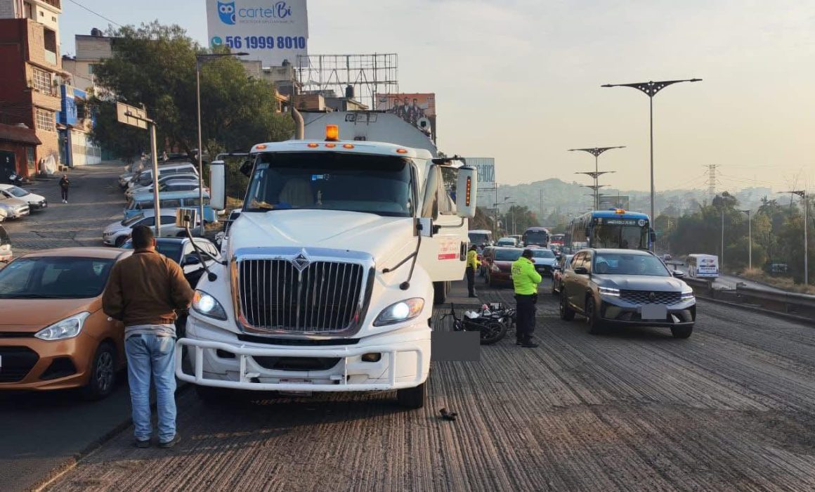 Aplasta pipa a motociclista en la México-Querétaro; aumenta el tráfico