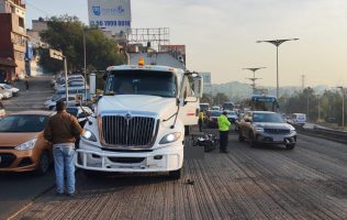 Aplasta pipa a motociclista en la México-Querétaro; aumenta el tráfico