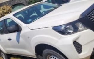 Armados roban camioneta al gobierno Edomex en Tres Marías