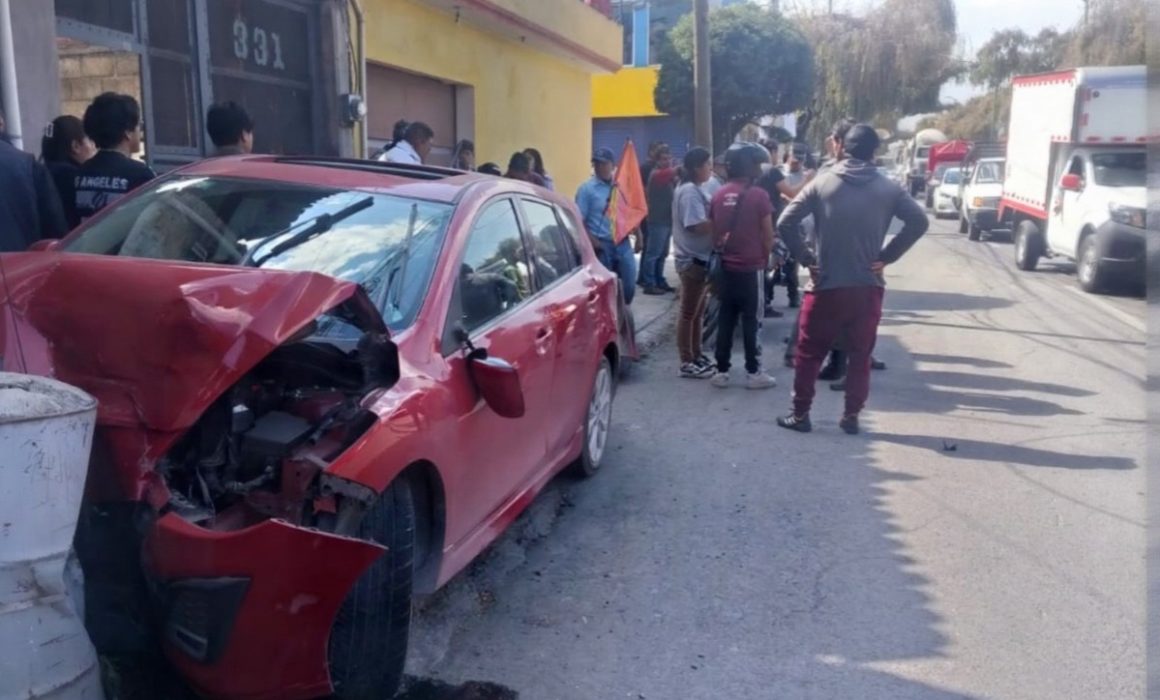 Arrollan a menor de edad y a su abuelo en Toluca al salir de la escuela
