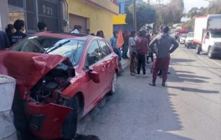 Arrollan a menor de edad y a su abuelo en Toluca al salir de la escuela