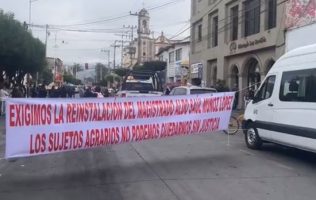 Bloquean calle en Texcoco para exigir restitución de magistrado 1