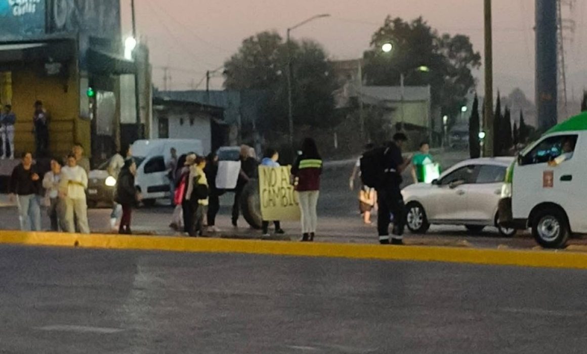 Bloquean la López Portillo por edil de Tultitlán que cambia nombres de calles
