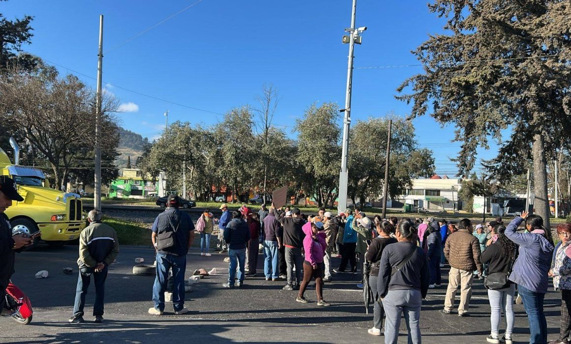 Bloquean la Toluca-Palmillas para exigir agua en delegación de Toluca