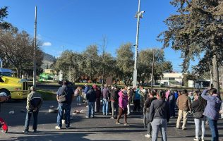 Bloquean la Toluca-Palmillas para exigir agua en delegación de Toluca