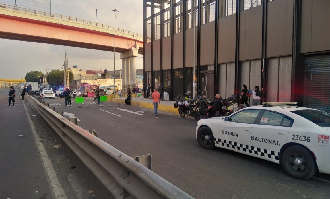 Bloquean policías de Valle de Chalco la México-Puebla por adeudos