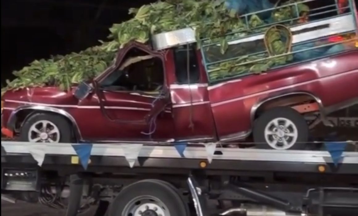 Camioneta queda prensada con remolque de tráiler en la Toluca-Palmillas