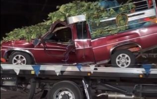 Camioneta queda prensada con remolque de tráiler en la Toluca-Palmillas