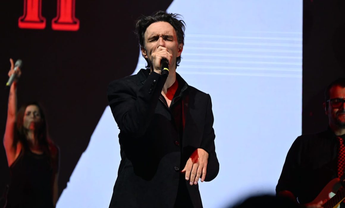 Canta Leonardo de Lozanne en la gala de '50 lideres'