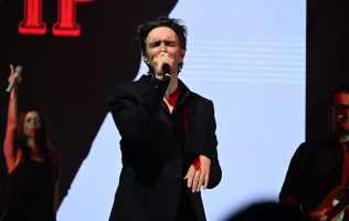 Canta Leonardo de Lozanne en la gala de '50 lideres'