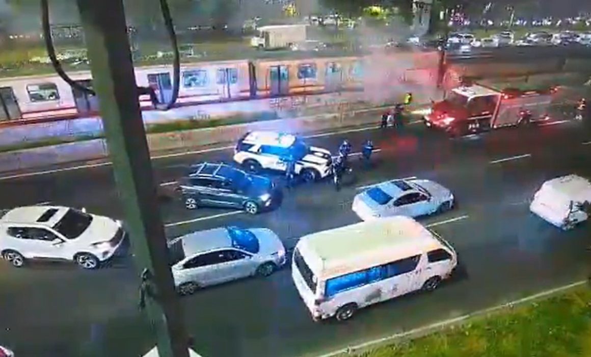 Caos vial por incendio en Calzada Ignacio Zaragoza