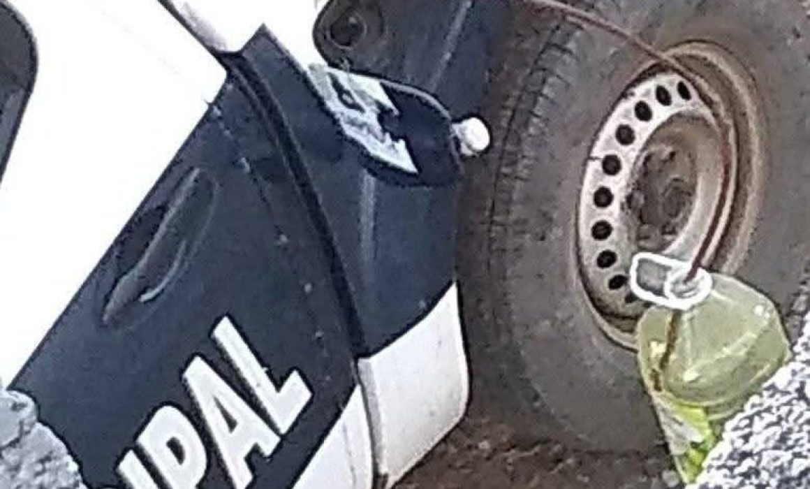 Captan a policías de Ixtapaluca ordeñando patrullas en plena vía pública