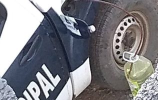 Captan a policías de Ixtapaluca ordeñando patrullas en plena vía pública