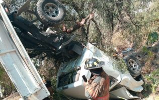 Cayó con todo y su camioneta al barranco en Ecatepec