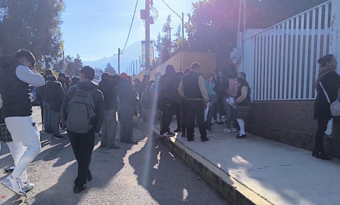 Cierran madres escuela en Amecameca por acusaciones contra un docente