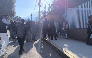 Cierran madres escuela en Amecameca por acusaciones contra un docente