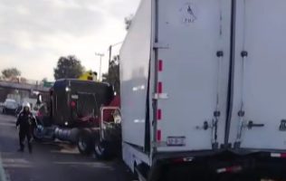 Colapsa la México-Querétaro tras choque; caos se agrava por protesta