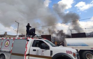 Combaten Bomberos de Toluca incendio en bodega recicladora