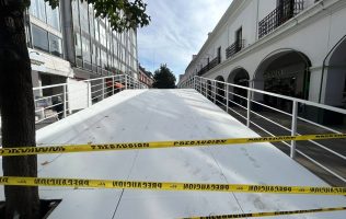 Comienzan a instalar en Toluca decoración navideña en el centro